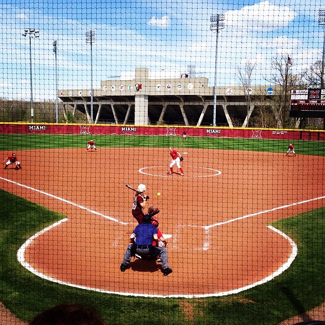 Gorgeous day for @MiamiRedHawks softball. Thanks for inviting me to throw out the first pitch!
